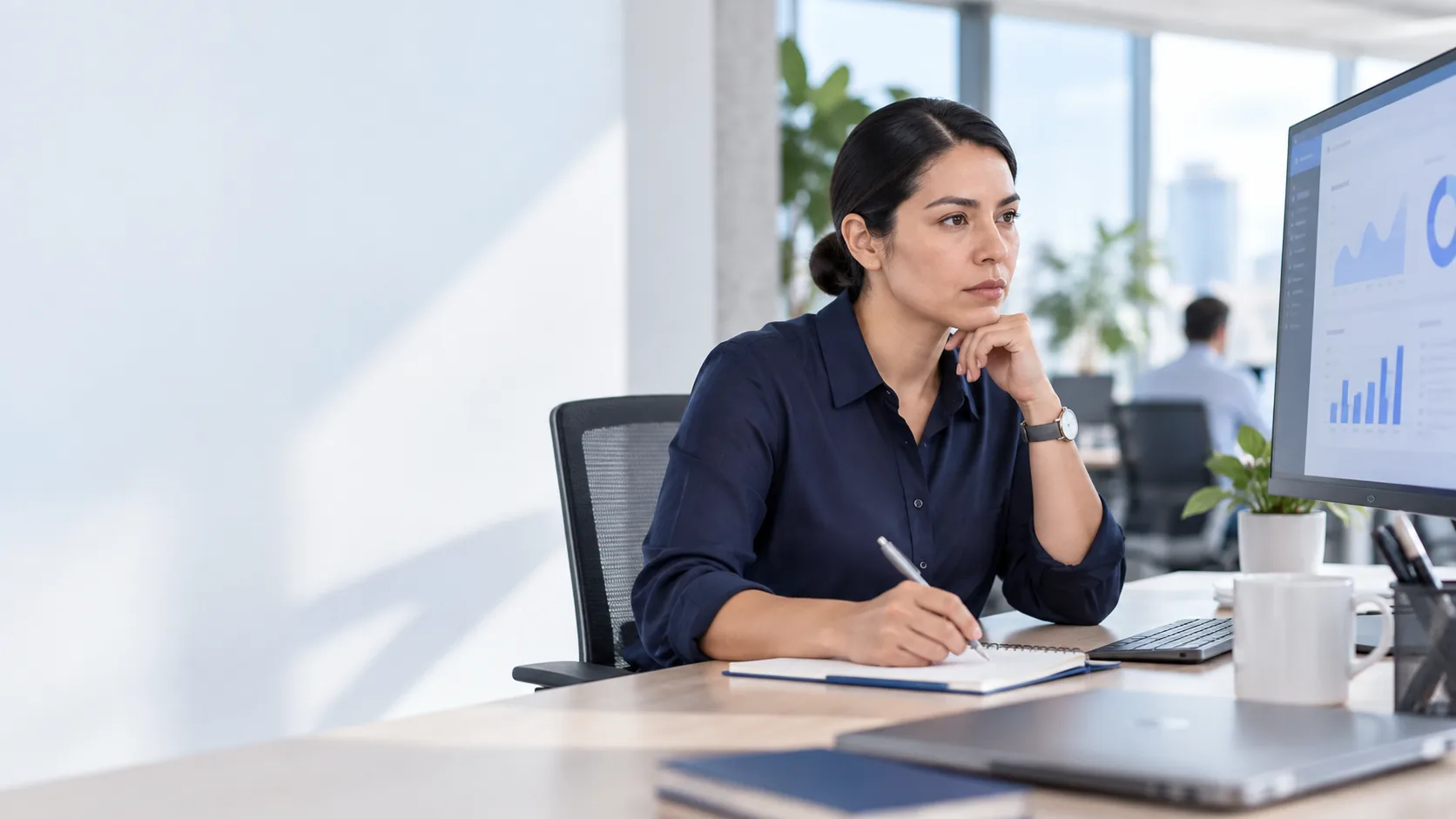 Profesional analizando resultados digitales en su espacio de trabajo